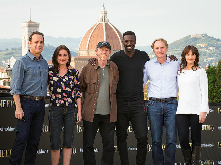 Bitte lächeln: Hauptdarsteller Tom Hanks, Regisseur Ron Howard und Co. posieren vor Drehbeginn für ein Gruppenfoto