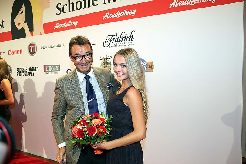 Stephan Lindner, Mitinhaber von Juwelier Fridrich, schmückt den Hals der Drittplatzierten Sina Riemann mit einem Collier im Wert von 1750 Euro.