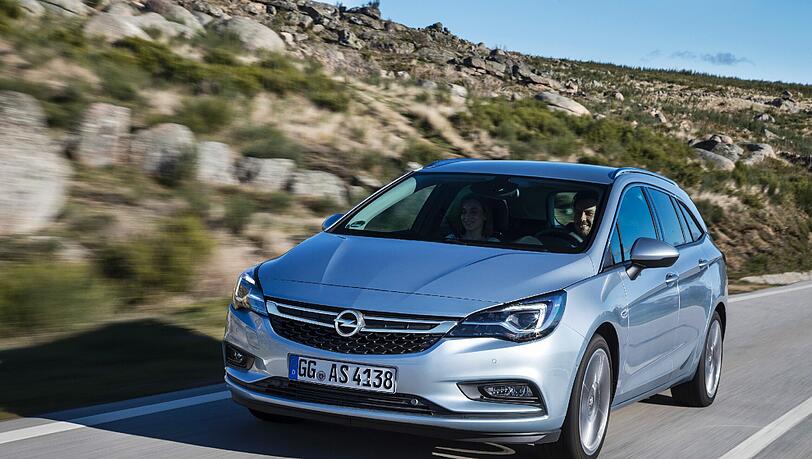 Richtig dynamisch: Der neue Opel Astra Sports Tourer wiegt 190 Kilogramm weniger als sein Vorgänger und soll laut Opel "mit spielerischem Handling" überzeugen. Richtig dynamisch: Der neue Opel Astra Sports Tourer wiegt 190 Kilogramm weniger als sein Vorgänger und soll laut Opel "mit spielerischem Handling" überzeugen.
