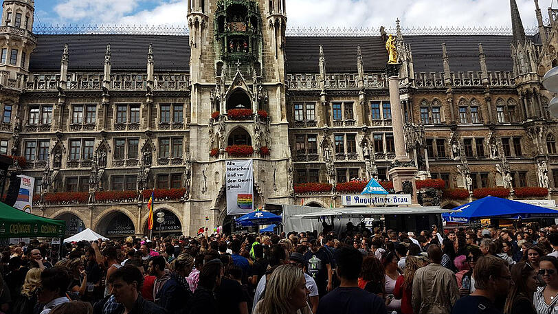 Blick auf die Bühne vor dem Rathaus.