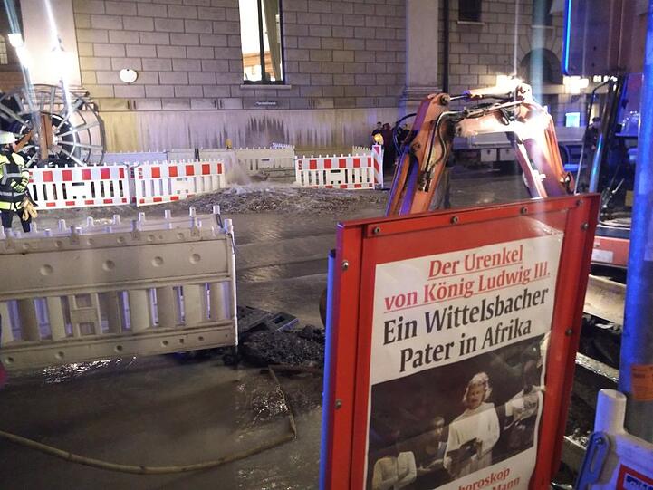 Ein Wasserrohrbruch hat die Maximilianstraße überflutet. Die Bilder.