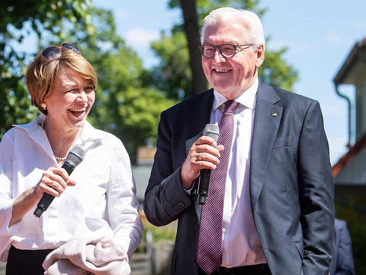Bundespräsident Frank-Walter Steinmeier lächelt. Foto: Bernd von Jutrczenka/dpa/Archivbild
