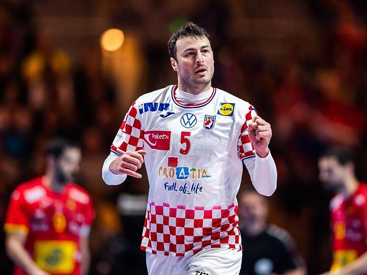 Kroatiens Topstar Domagoj Duvnjak ballt nach einem Tor die Faust.