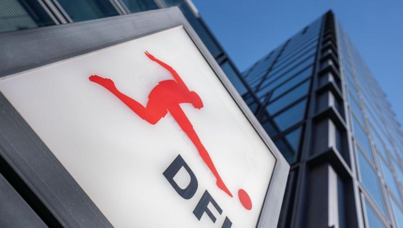 Das Logo der Deutschen Fußball Liga (DFL) ist am Eingang zur Zentrale zu sehen.