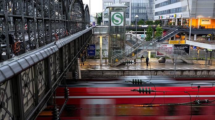 Der Aufzug zur S-Bahn-Haltestelle Hackerbrücke wird von der Bahn ersetzt.