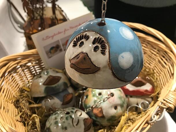 Meisenknödel-Dächer mit lustigen Gesichtern – aus der Werkstatt der Töpferin und Illustratorin Antje Freytag. Jedes Stück ist ein Unikat. Meisenknödel-Dächer mit lustigen Gesichtern – aus der Werkstatt der Töpferin und Illustratorin Antje Freytag. Jedes Stück ist ein Unikat.