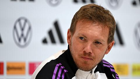 Deutschlands Trainer Julian Nagelsmann beantwortet die Fragen von Journalisten.