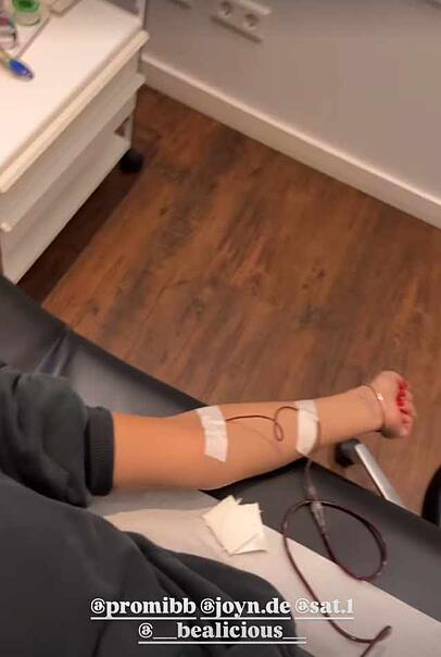 Verena Kerth lässt sich bei ihrem Arzt einen Vitamin-Boost verpassen. Verena Kerth lässt sich bei ihrem Arzt einen Vitamin-Boost verpassen.