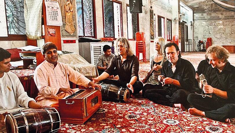 Mit der Harfenistin Evelyn Huber, die von 2008 bis 2020 zur Gruppe gehörte, in einem buddhistischen Tempel in Indien. Mit der Harfenistin Evelyn Huber, die von 2008 bis 2020 zur Gruppe gehörte, in einem buddhistischen Tempel in Indien.