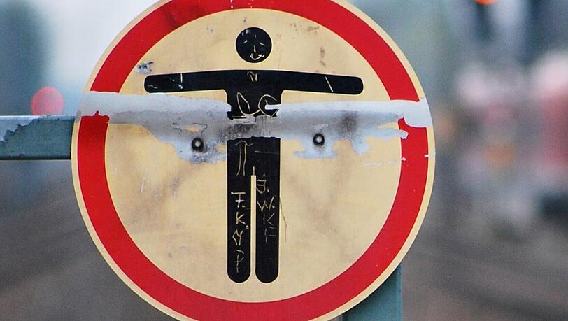 Dieses Schild wird manchmal nicht ernst genommen: Beim überqueren von Gleisen herrscht Lebensgefahr. Dieses Schild wird manchmal nicht ernst genommen: Beim überqueren von Gleisen herrscht Lebensgefahr.