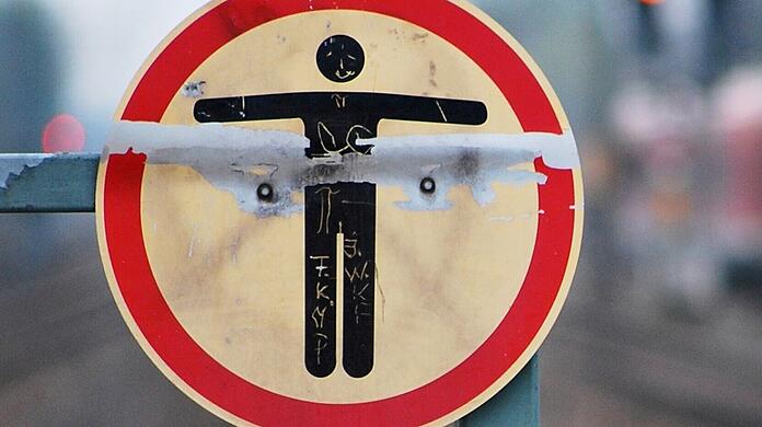 Dieses Schild wird manchmal nicht ernst genommen: Beim &uuml;berqueren von Gleisen herrscht Lebensgefahr.