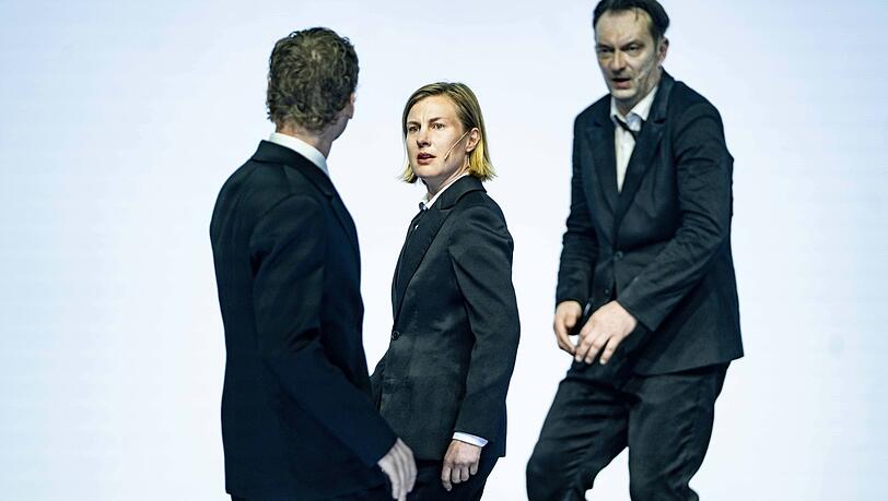 Steven Scharf als Faust (re.) mit Anna Drexler als Gretchen und Johannes Nussbaum als verjüngter Faust. Steven Scharf als Faust (re.) mit Anna Drexler als Gretchen und Johannes Nussbaum als verjüngter Faust.