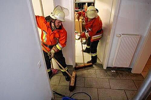 Nürnberger Feuerwehrleute pumpen einen Keller aus.