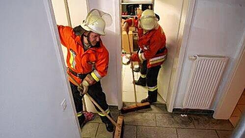 Nürnberger Feuerwehrleute pumpen einen Keller aus. Nürnberger Feuerwehrleute pumpen einen Keller aus.