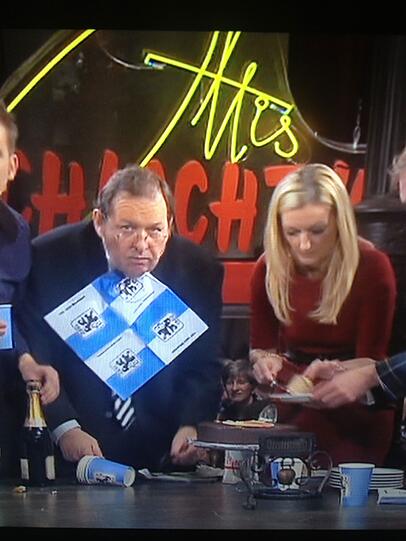 Ottfried Fischer bei seiner letzten Schlachthof-Sendung im BR. Mit Löwen-Serviette...