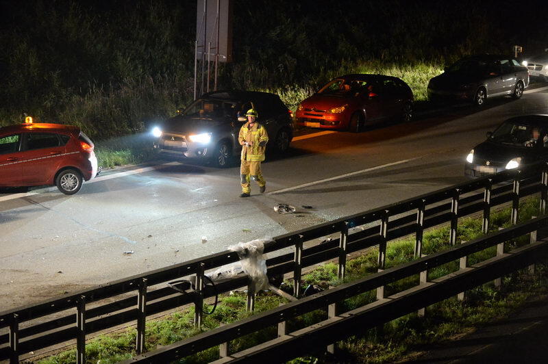 Unfall-Drama auf der A8 bei Grabenstätt: Eine französische Familie kracht mit ihrem Auto in ein Pannen-Auto. Bei dem Crash entsteht ein Trümmerfeld mit einer Länge von 300 Metern. Die Insassen kommen in die Klinik. Die Bilder...