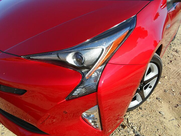 Markante Frontpartie mit klaren Anleihen bei Toyotas Wasserstoff-Auto Mirai: Der Toyota Prius sticht mit seiner eigenwilligen Design-Sprache aus der Masse heraus.