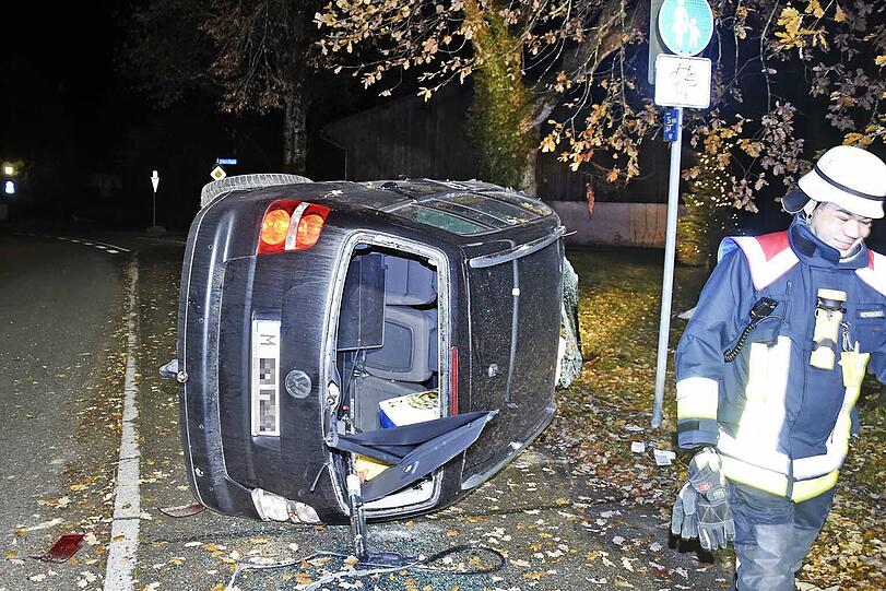Der VW kam von der Straße ab und landete auf der Seite.