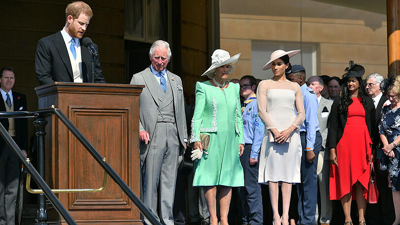 Ehe-Glück: Herzogin Meghan und Prinz Harry kommen zu einem Gartenfest im Buckingham Palace. Es ist der erste öffentliche Auftritt nach ihrer Hochzeit am 19. Mai.