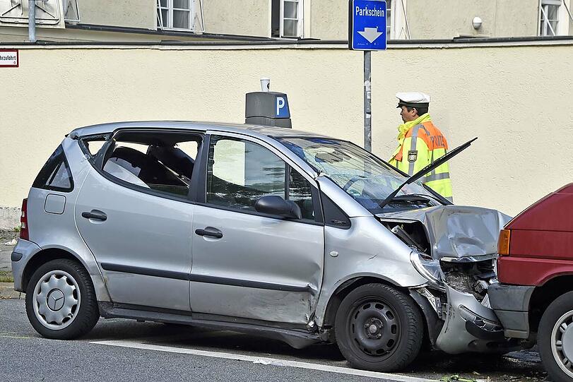 Die Feuerwehr musste das Dach des Mercedes abschneiden, um die Schwerverletzte rauszuholen.