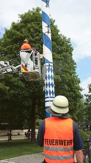 Weg ist der Maibaum in Thalkirchen: Klicken Sie sich durch die Bilder des Feuerwehreinsatzes.