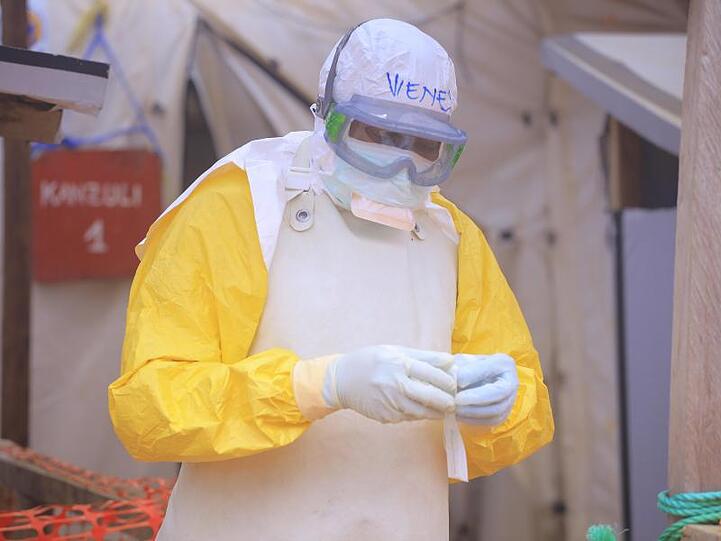Ein Pfleger mit Schutzkleidung in einem Ebola-Behandlungszentrum im Kongo.