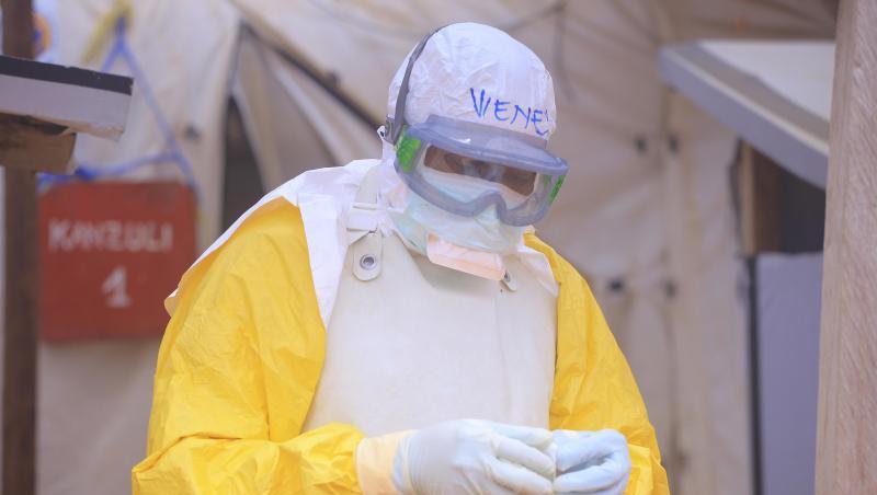 Ein Pfleger mit Schutzkleidung in einem Ebola-Behandlungszentrum im Kongo. Ein Pfleger mit Schutzkleidung in einem Ebola-Behandlungszentrum im Kongo.