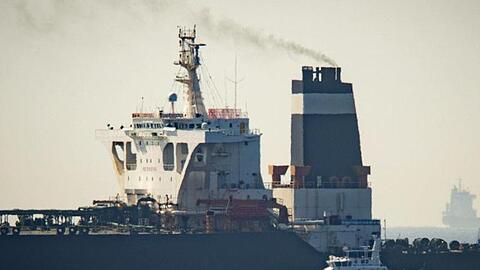 Der Supertanker "Grace 1" neben einem Schiff der britischen Marine in den Gewässern von Gibraltar.