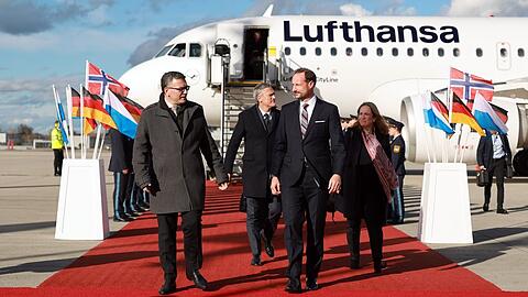 Kronprinz Haakon (r.) mit CSU-Politiker Florian Herrmann nach der Landung in München.