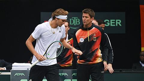 Davis-Cup-Teamchef Michael Kohlmann (r) ist überzeugt von Alexander Zverevs Potenzial.