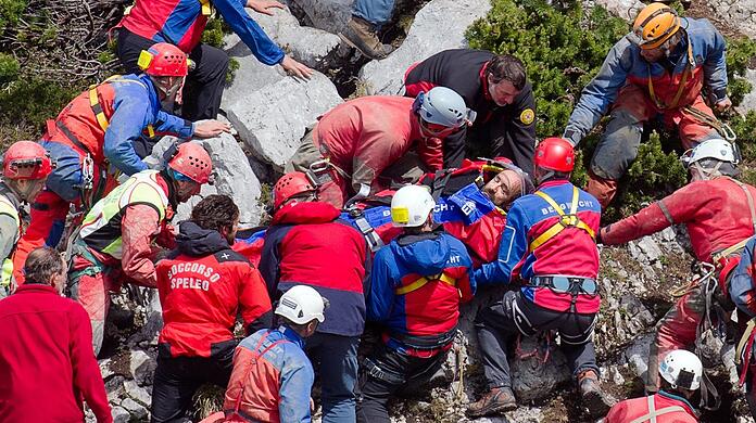 Geschafft: Rettungskräfte tragen den Höhlenforscher am 19. Juni 2014 aus der Höhle heraus.
