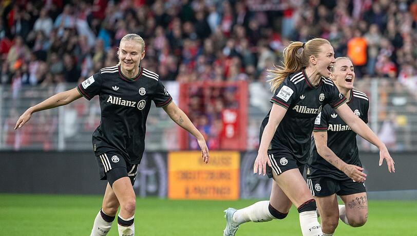 Pernille Harder (l) und die Bayern-Frauen siegten in der vergangenen Spielzeit mit 3:2 in Berlin. (Archivbild) Pernille Harder (l) und die Bayern-Frauen siegten in der vergangenen Spielzeit mit 3:2 in Berlin. (Archivbild)