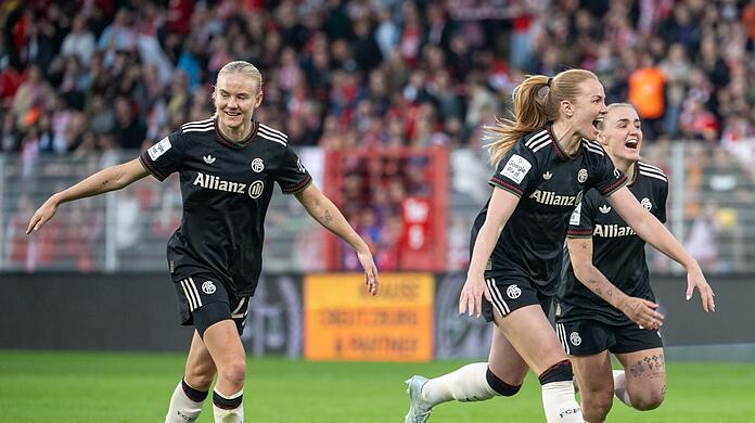 Pernille Harder (l) und die Bayern-Frauen siegten in der vergangenen Spielzeit mit 3:2 in Berlin. (Archivbild) Pernille Harder (l) und die Bayern-Frauen siegten in der vergangenen Spielzeit mit 3:2 in Berlin. (Archivbild)