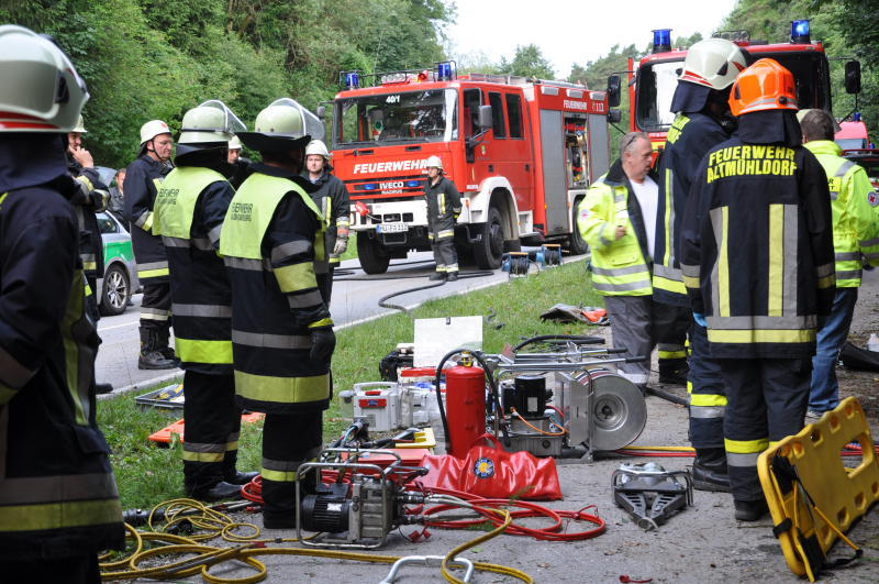 Der Wagen zerschellte an einem Baum - der Fahrer starb an der Unfallstelle.
