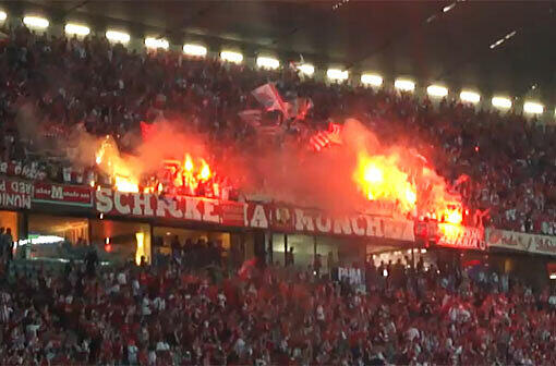Gefährliche Feuerdusche für die Bayern-Fans: Aus dem Fanblock stürzen während des Champions-League-Finales Funken von Bengalos.