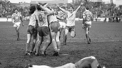 Lange her: Schalke-Torwart Jens Lehmann ist am 4. März 1989 am Boden zerstört, nachdem der Braunschweiger Dirk Holdorf in der Zweitliga-Partie das siegbringende 1:0 für die Eintracht erzielt hat.