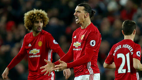 Zlatan Ibrahimovic (m.) erzielte den Ausgleichstreffer für Manchester United. Die Mannschaft von José Mourinho spielte 1:1 gegen Jürgen Klopps FC Liverpool.