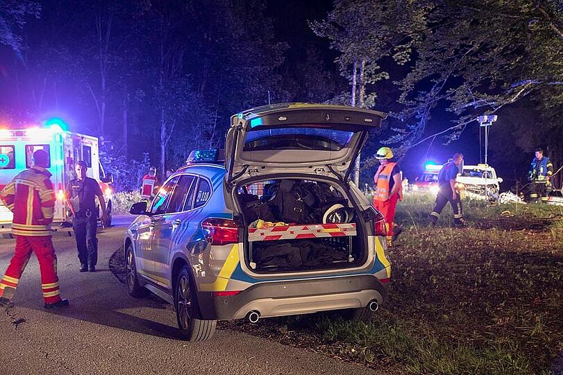 Auf der B305 zwischen Inzell und Ruhpolding ist es am Mittwochabend zu einem tödlichen Verkehrsunfall gekommen. Ein Biker war in den Gegenverkehr geraten und in ein Auto geprallt.