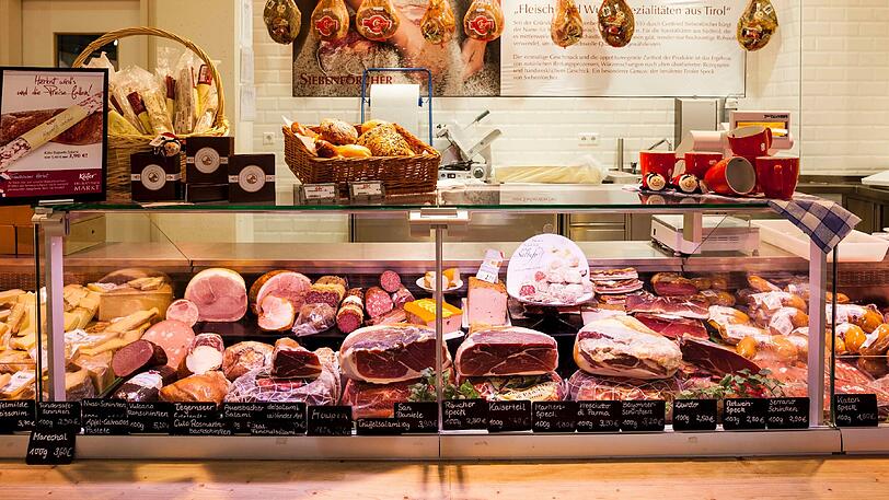 Eine Schinkentheke mit feinsten Wurstspezialitäten sorgt für täglich frische Gaumenfreuden.