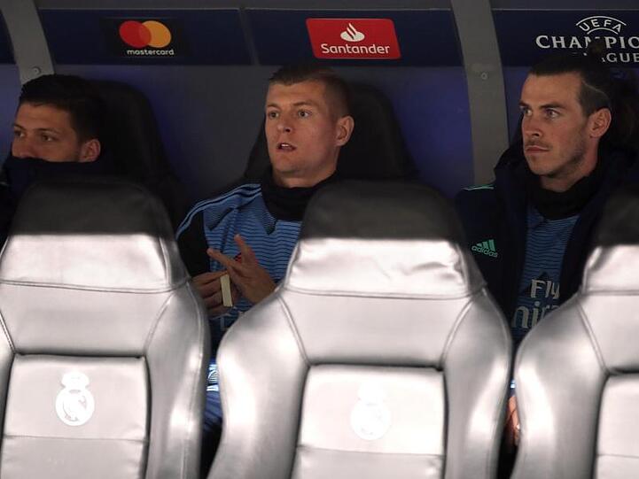 Verfolgte die Real-Pleite gegen Man City von der Bank: Toni Kroos (M).