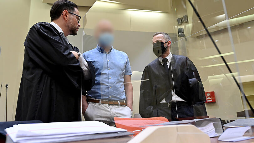 Der Angeklagte (Mitte) steht beim Beginn des Prozess gegen ihn wegen des Verdachts des Verstoßes gegen das Arzneimittel- und Dopinggesetze mit seinen Anwälten Juri Goldstein (links) und Alexander Dann (rechts) zusammen.