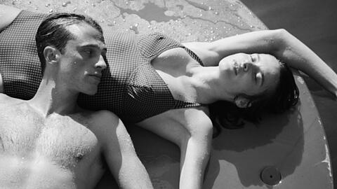 Eine Liaison, aus seiner Sicht eine sachliche Romanze: Benjamin Voisin als Meursault und dessen Geliebte Marie (Rebecca Marder).