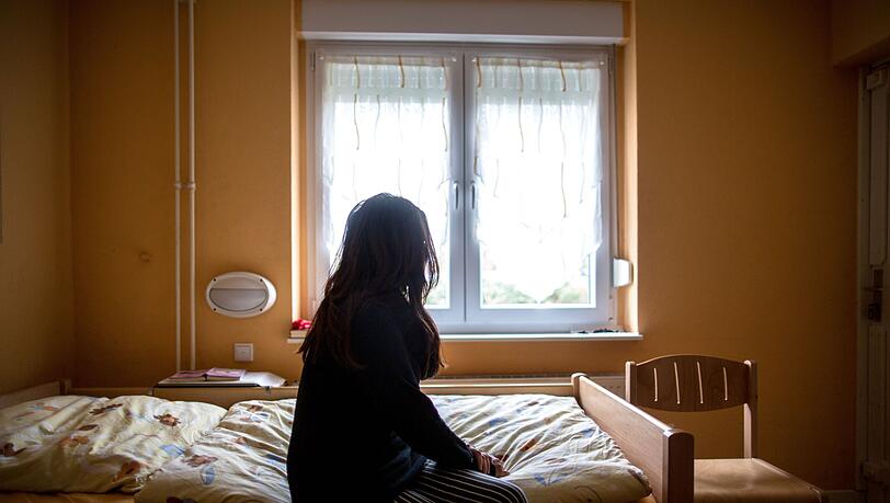 Frauenh&auml;user sind wichtige Schutzr&auml;ume f&uuml;r Opfer von h&auml;uslicher Gewalt. In Bayern wurden die Angebote in den vergangenen Jahren weiter ausgebaut. Die aktuelle Statistik zeigt, der Bedarf ist weiterhin extrem hoch. (Illustration)