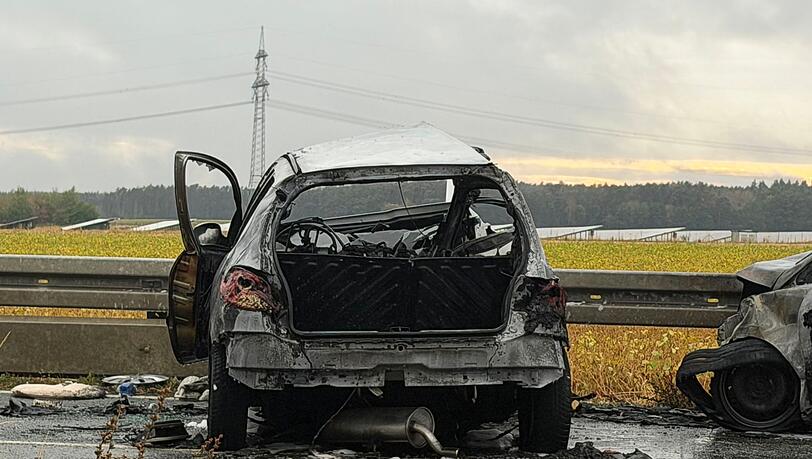 Die 36-Jährige und das neunjährige Kind starben noch an der Unfallstelle. Die 36-Jährige und das neunjährige Kind starben noch an der Unfallstelle.