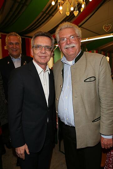 Thomas de Maiziere und FDP-Politiker Martin Zeil (r.) im Armbrustschützenzelt.