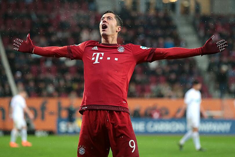 Robert Lewandowski! Der Bayern-Stürmer soll mit seinen Toren das Triple ermöglichen. Im Vergleich mit Mandzukic setzt er sich knapp durch. Auch im Rückspiel des CL-Achtelfinals am 16. März?