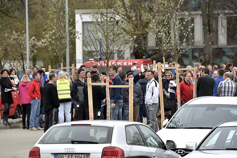 Ein technischer Defekt führte zu einem Großbrand beim Textilprouzenten Gore. Hier die Bilder des Brandes.