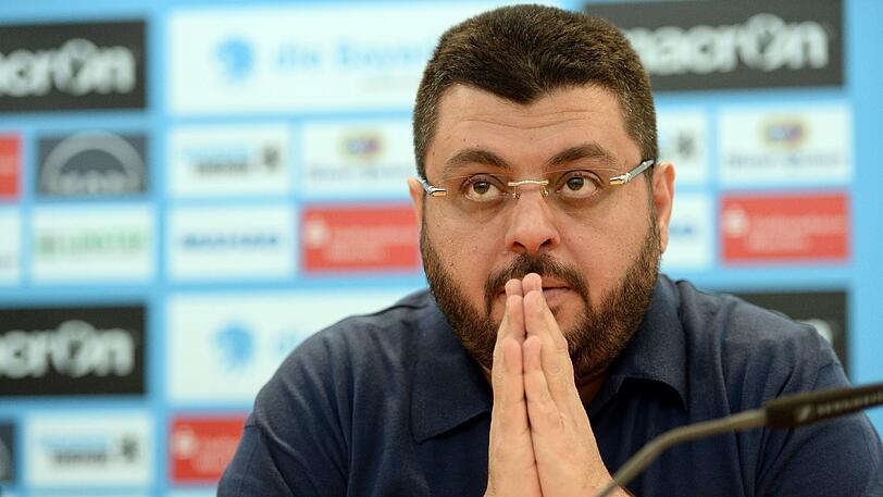 Ismaik fühlt sich von der Presse  missverstanden: Wenig später veröffentlicht der Verein eine Pressemitteilung, indem klargestellt wird: "Der TSV 1860 München hat sich in Übereinstimmung aller Gremien dazu entschieden, den Trainer zu beurlauben", um klarzustellen, dass die 50+1 Regel gewahrt ist. Sie stellt sicher, dass der Verein weisungsbefugt ist, und nicht ein Anteilseigner.