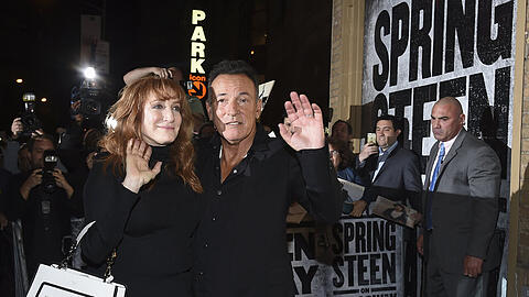 Bruce Springsteen und seine Frau Patti Scialfa vor dem Walter Kerr Theatre am Broadway.
