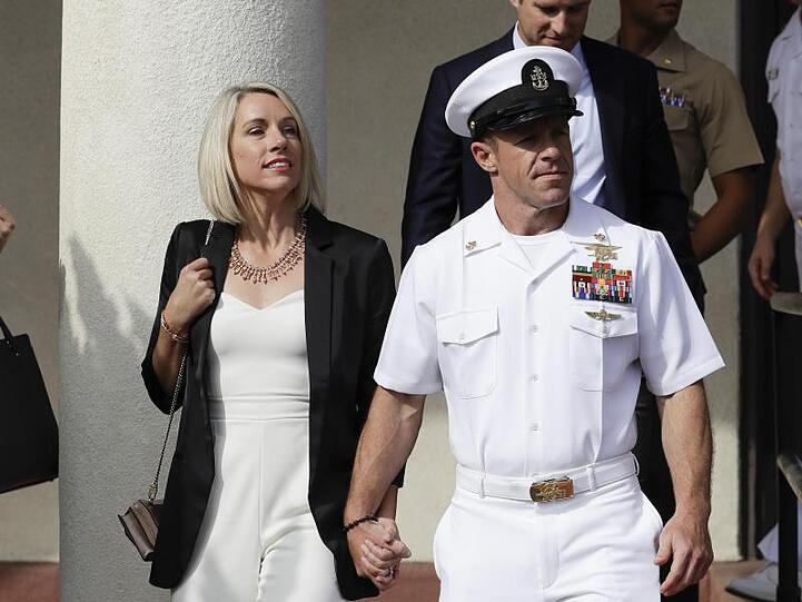 Navy Special Operations Chief Edward Gallagher (m.) mit seiner Frau Andrea Gallagher.